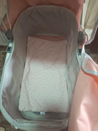Cochecito de juguete casi nuevo