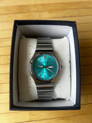 Reloj Casio Cara Turquesa y Correa Plateada
