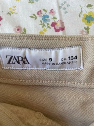 Pantalones beige acampanados