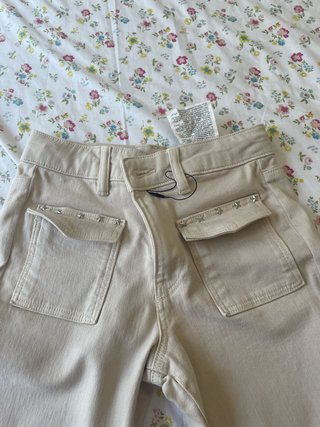 Pantalones beige acampanados