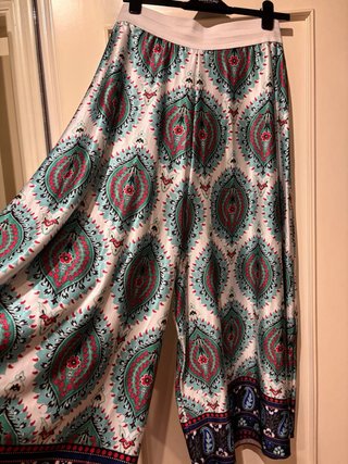 Pantalones palazzo estampados de raso