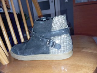 Botines negros con cremallera