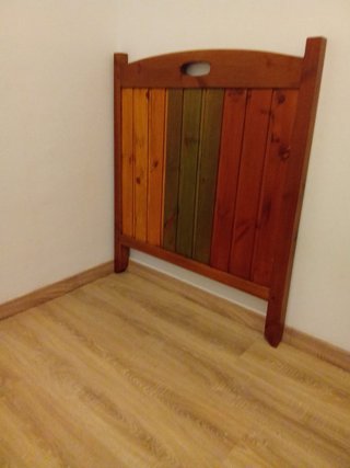 Mesa de madera con silla,y cabezar de cama