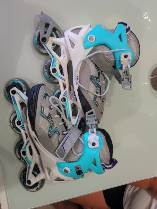 Patines y protecciones morado/rosa