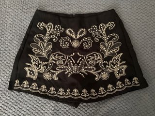 Falda pantalón negra bordada