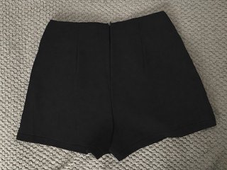 Falda pantalón negra bordada