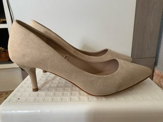Zapatos de tacón bajo beige