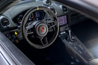 Porsche Cayman GT4 RS
