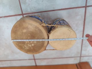 Bonghetto africano ceramica pelle