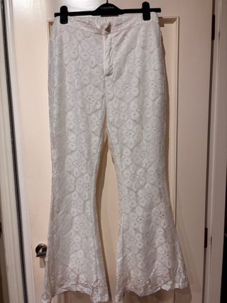 Pantalones y camisa blancos de encaje acampanados