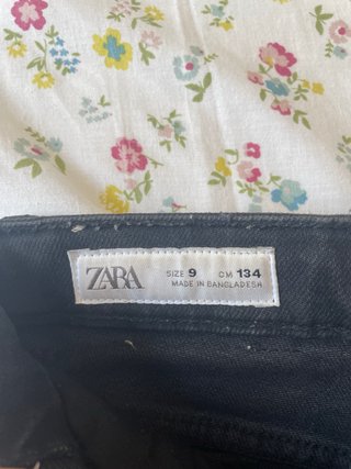 Pantalones vaqueros negros con tachuelas