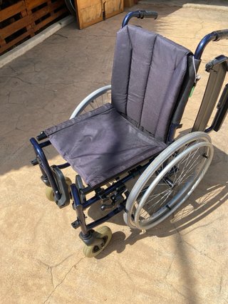 Silla de ruedas plegable, frenos y rueda grande