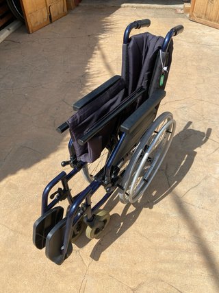 Silla de ruedas plegable, frenos y rueda grande