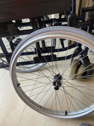 Silla de ruedas plegable, frenos y rueda grande