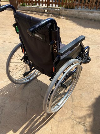 Silla de ruedas plegable, frenos y rueda grande