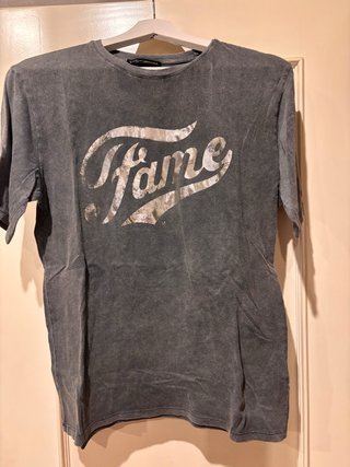 Camiseta Stradivarius gris con logo