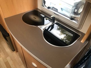 Caravana Hobby 500 KMFe De Luxe (1400Kg)