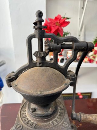 Molinillo de café antiguo de hierro fundido