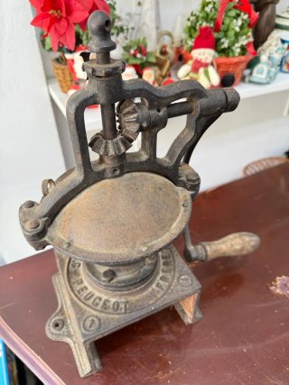 Molinillo de café antiguo de hierro fundido