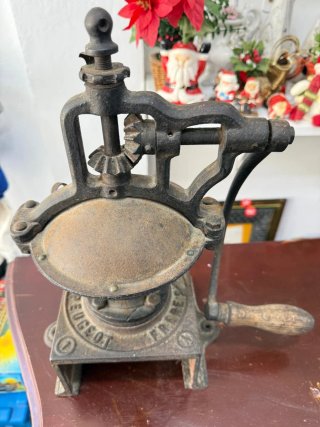 Molinillo de café antiguo de hierro fundido