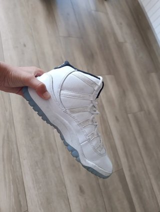 Zapatillas Jordan 11 Blancas y Azules talla 33.5