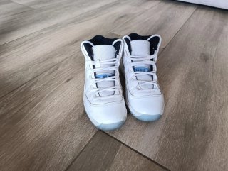 Zapatillas Jordan 11 Blancas y Azules talla 33.5