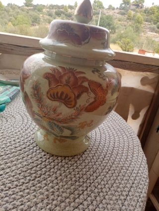 Jarrón decorativo de cerámica con tapa