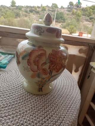 Jarrón decorativo de cerámica con tapa