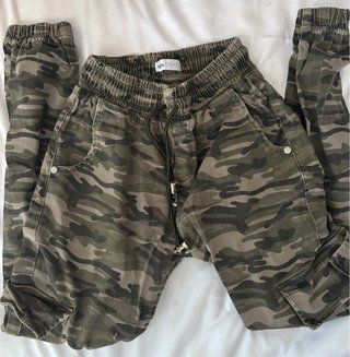 Pantalón cargo camuflaje XS