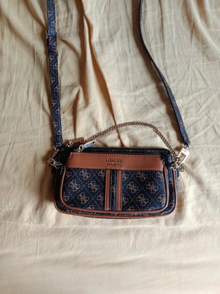 Bolso Guess Marrón Monogram Cadena