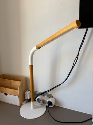 Lámpara de escritorio moderna madera y blanco