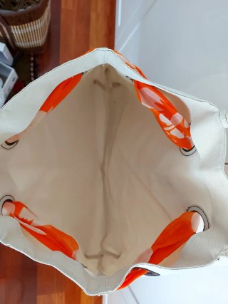 Bolsa beige con pañuelo naranja