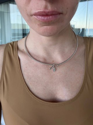 Collar plateado lacônico