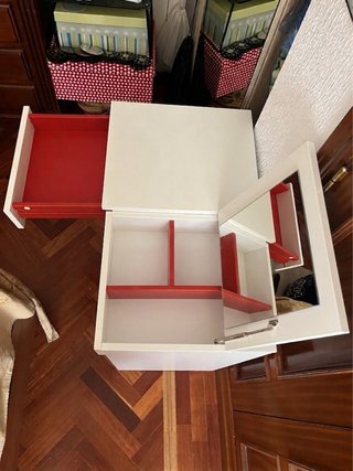 Tavolo da trucco bianco con cassetto e specchio