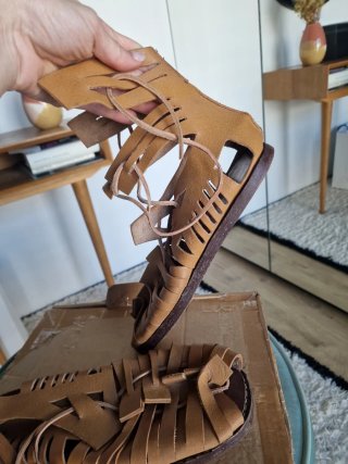 Sandalias romanas de piel artesanas