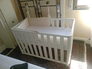 Cuna blanca nueva con colchón ( 2 usos)