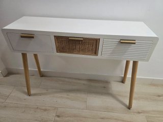 Recibidor blanco con detalles dorados