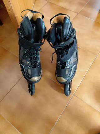 Patines en línea negros y dorados