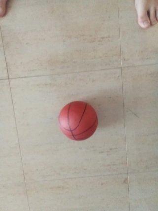 Canasta de baloncesto con pelota