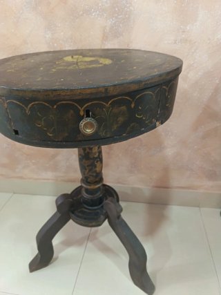 Mesa velador antigua pintada