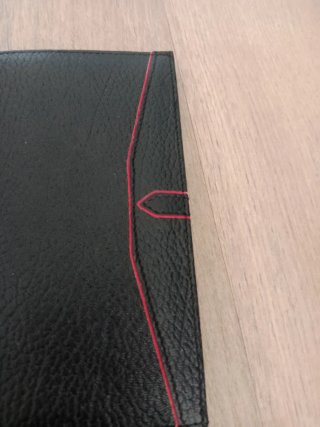 Monedero Negro con Detalles Rojos