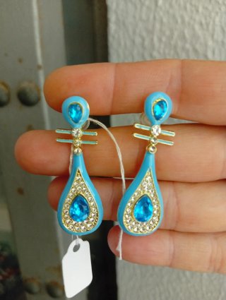Pendientes turquesa con detalles dorados