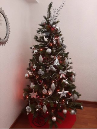 Árbol de Navidad Verde con Adornos Plateados