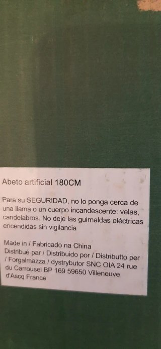 Árbol de Navidad Verde con Adornos Plateados