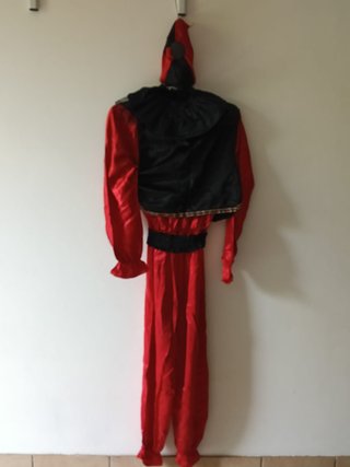 Costume rosso completo di gilet, colletto e cappel