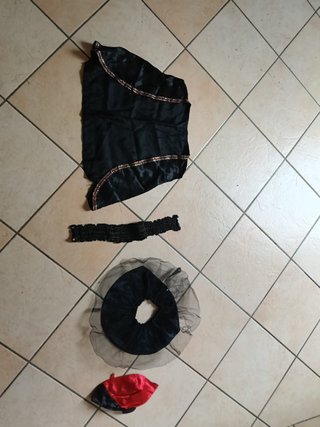 Costume rosso completo di gilet, colletto e cappel