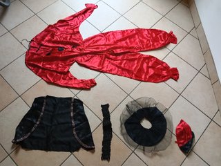 Costume rosso completo di gilet, colletto e cappel