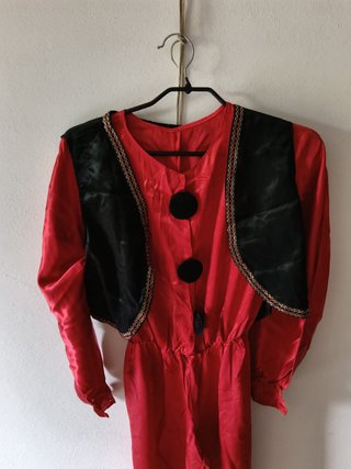 Costume rosso completo di gilet, colletto e cappel