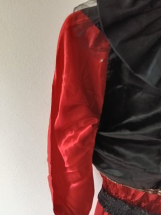 Costume rosso completo di gilet, colletto e cappel