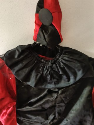 Costume rosso completo di gilet, colletto e cappel